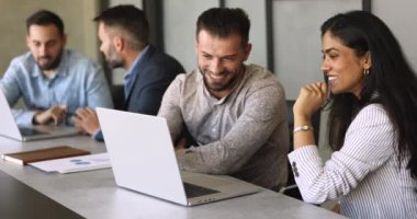 İki genç çok ırklı takım arkadaşı, Hintli ve Kafkasyalı meslektaşlar dizüstü bilgisayarlarla aynı masada oturup, projeleri tartışıyor, beyin fırtınası yapıyor, yeni ortak görevi analiz ediyor modern teknolojiyi iş için kullanıyorlar. Takım çalışması.