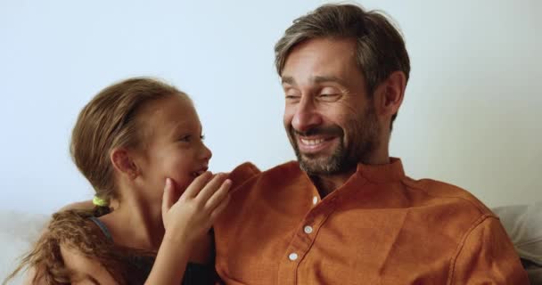 Close Filha Sussurrando Compartilhar Segredo Com Pai Amoroso Conta História — Vídeo de Stock