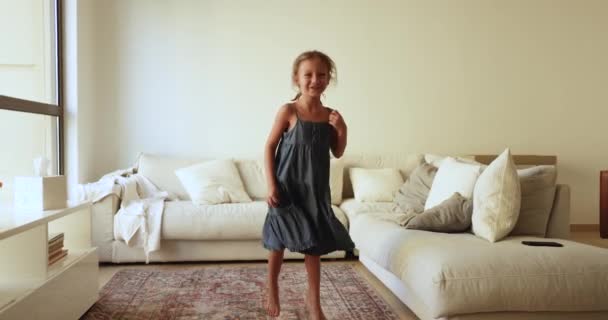 Cute Little Girl Casual Sukienka Letnia Śpiewa Piosenkę Taniec Nowoczesnym — Wideo stockowe