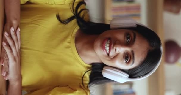 Vedere Verticală Femeia Afaceri Indiană Vorbește Clientul Folosind Aplicația Videocall — Videoclip de stoc
