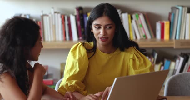 클로즈업 아메리카 동료는 사무실에서 작업을 노트북과 책상에 의견을 창의적인 생각과 — 비디오