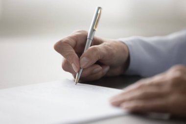 Bilinmeyen bir kadın kalem tutuyor ve yasal sözleşme imzalıyor, hizmetleri alıp satıyor, karlı bir iş anlaşması yapıyor, vasiyetnameyi imzalıyor, onaylıyor. Başarılı bir anlaşma.