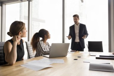 Erkek iş adamı liderleri brifing, ortaklar toplantısı, yönetim stratejisi, proje planı, işbirliği ve iş arkadaşlarıyla ortaklık hakkında konuşuyor.