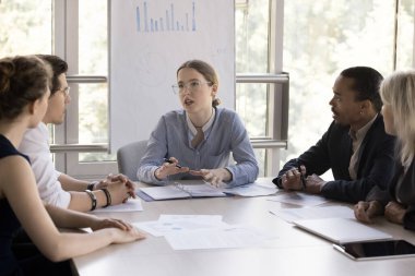 Kadın akıl hocası, şirket öğretmeni, stajyer koç eğitim grubu. Ciddi genç iş kadını çeşitli takımlarla toplantı yapıyor. Çalışma stratejisini tartışan çok ırklı çalışma grubu