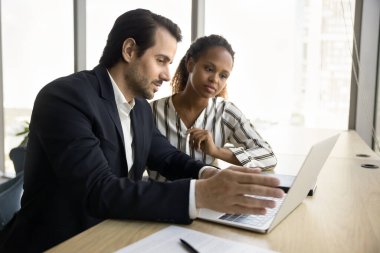 Birlikte online içeriği izleyen birkaç ciddi iş arkadaşı, iş başvurusu, internet projesi, takım çalışması görevleri, yazılımlar, ekrana işaret eden