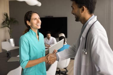 Klinik personeli patronu, başhekim mutlu cerrahlara saygı, takdir ve minnettarlıkla el sıkışıyor. Pozitif tıp arkadaşları şirket toplantısında el sıkışıyor, gülümsüyor, gülüyorlar.