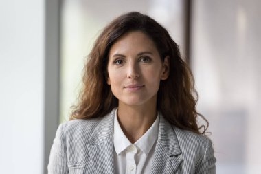 Bin yıllık genç iş kadını pozitifti. Kafasından resim çektirmişti. Kendine güvenen orta yaşlı, siyah dalgalı saçlı bir kadın, kadın iş adamı, şirket sahibi kameraya bakıyor, gülümsüyor.