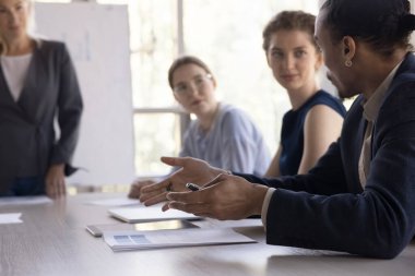 Siyahi iş adamlarının elleri. Meslektaşları ve patron kadınla toplantı, brifing, konferans masasında çalışanlarla konuşma, beyin fırtınası hakkında fikir paylaşma.