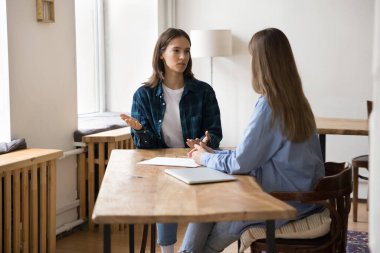 İki bin yıllık iş projesi partneri çatı katında konuşan kadınlar, iş görevleri, strateji, işbirliği hakkında konuşuyorlar. Girişim yöneticisi meslektaşıyla konuşuyor, danışman uzman.
