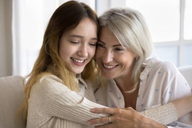 Olumlu genç kız ve olgun büyükanne sevgi, şefkat, şefkat, yakınlık, yakınlık, gülümseme, aile toplantısı, ilişkiler.