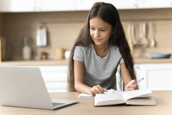 Concentrându Elevii Pozitivi Studiind Acasă Urmărind Lecții Online Scriind Note — Fotografie, imagine de stoc