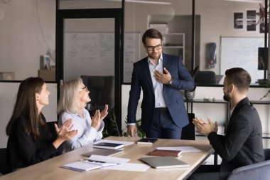 Çalışanlar başarılı konuşmacı, koç, sunumdan sonra meslektaşlarını alkışlıyor, seminerler, konferanslar, iş etkinlikleri, etkili yönetim için teşekkür eden lidere el çırpıyorlar.