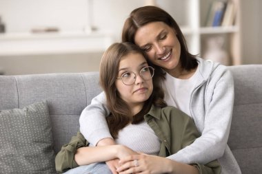 Güzel, sevgi dolu bir anne, güzel bir genç kızla vakit geçirmekten zevk alıyor, özenle sarılıyor, şefkatle gülüyor, kapalı gözlerle gülümsüyor. Anne ve genç çocuk sıradan bir portre.