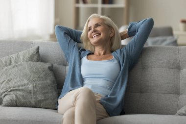 Huzurlu, mutlu, yaşlı bir kadın evinde huzurlu bir emeklilik geçirir. Elleri başının arkasında rahat bir kanepeye yaslanır, tatmin olur, sükunetin ve sakin bir yaşam tarzının tadını çıkarır, tembel bir hafta sonu geçirir. Rahat hayat, dinlenme