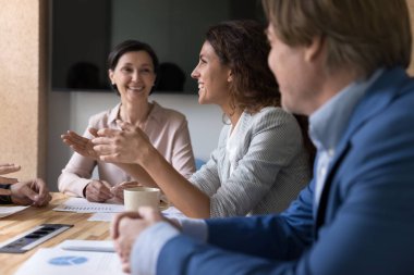 Pozitif iş adamları proje üzerinde beyin fırtınası yapıyor pazarlama stratejisini tartışıyor, toplantı masasında satış yapıyor, konuşuyor, gülüyor. Milenyum iş kadını konuşuyor, fikirlerini meslektaşlarıyla paylaşıyor.