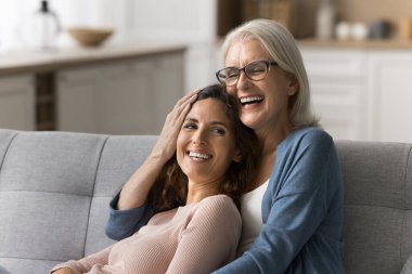 Mutlu, sarışın, yaşlı anne ve pozitif kız kız. Yakın ilişkinin, arkadaşlığın, aile bağlarının, komik konuşmaların, evde sevgiyle kucaklaşmanın, özen göstermenin tadını çıkarıyorlar. Büyük anne ve yetişkin çocuk portresi