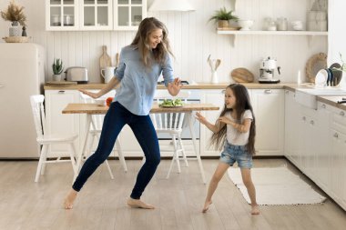 Aktif genç bir dansçı, küçük bir çocuğa mutfakta dans etmeyi öğretiyor. Müzikten, boş zamanlardan, aile partisinden, birlikte şarkı söylemekten, birlikte eğlenmekten hoşlanıyor. Tam boy çekim