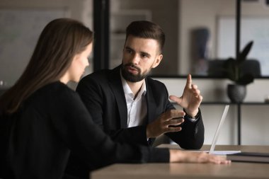İşyerinde konuşan, proje üzerinde işbirliği yapan, yönetim stratejisi üzerinde çalışan meşgul genç yöneticiler. Müşteri ile iş adamı toplantısı, ofis masasında ortak.