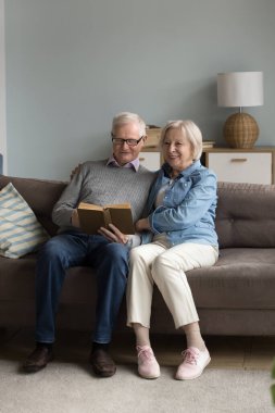 Mutlu emekli koca ve eş evde kitap okuyor, sarılıyor, kanepede dinleniyor, boş zamanların tadını çıkarıyor, edebiyat hobileri yapıyor. Yaşlı çift eski püskü bir kılıfın içinde klasik ders kitabını tutuyor. Dikey çekim