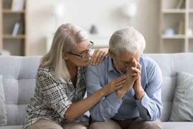 Duygularını paylaşan olgun bir eş bunalımdaki yaşlı kocayı teselli ediyor, ona destek oluyor, empati kuruyor, üzüntü ve umutsuzluğu paylaşıyor. Sorunlarla karşı karşıya olan yaşlı çift, kriz