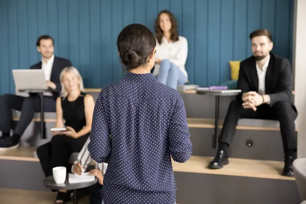 Genç bayan patronun çeşitli çalışanlarla şirket toplantısı, motivasyon personeli ve proje planı hakkında konuşmasının arka planı. İşletme öğretmeni eğitim dersi veriyor, seminer veriyor.