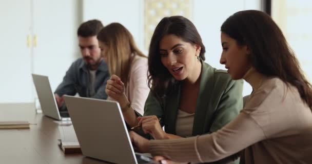 Kadın Meslektaşlar Projesini Tartışıyor Dizüstü Bilgisayar Kullanıyor Birlikte Çalışma Alanında — Stok video