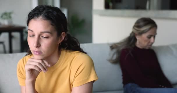 Adolescente Silencieuse Mère Assise Part Sur Canapé Parlant Pas Pensant — Video