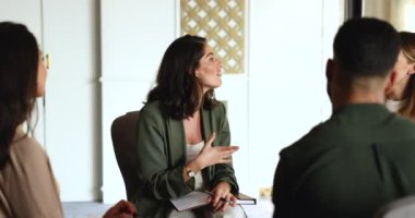 Kendine güvenen genç kadın akıl hocası şirket lideri çok ırklı iş dünyasından profesyonel takım üyeleriyle iletişim kuruyor, öğretmenlik personeli, ortak görev tartışmasına katılıyor, eğitim etkinliğine katılıyor.