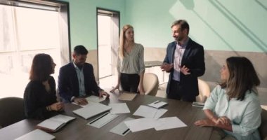 Takım avuç içlerini bir araya topluyor birlik ve işbirliği gösteriyor, ortak hedefi başarıyor, destekliyor, takım çalışmasıyla mutlu oluyor. Çak bir beşlik, kutlama işareti ve başarının onayı. Takım ruhu