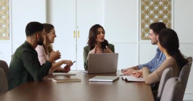 Şirket patronu konuşma yapar, çalışma, paylaşım stratejisi, şirket hedefleri, şirket müşterileriyle görüşmeler, modern konferans odasında grup toplantısında işbirliği yapmayı planlar. Eğitim, iş