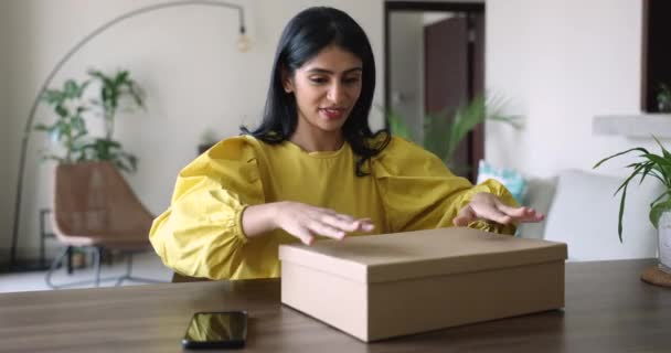 印度零售商妇女坐在办公桌前准备包裹盒 用现代手机应用程序发送给客户 朋友或家人 订购快递服务 快速交付服务的使用 — 图库视频影像