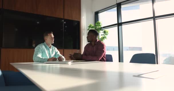 Millenniumi Többnemzetiségű Üzleti Partnerek Találkoztak Cég Irodájának Modern Igazgatótanácsában Hogy — Stock videók