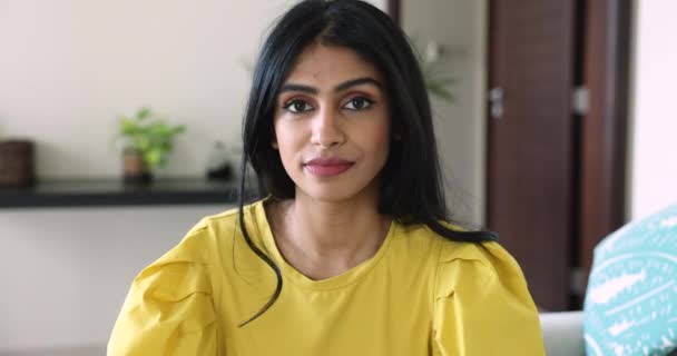 Head Shot Muotokuva Kaunis Tuhatvuotinen 30S Intialainen Nainen Keltainen Rento — kuvapankkivideo