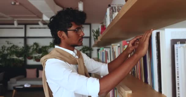 Indiano Focado Sério Cara Estudante Visitando Faculdade Biblioteca Pública Ler — Vídeo de Stock