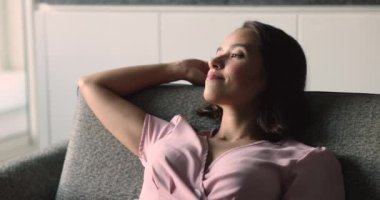 Milenyum dingin bir kadın evdeki kanepede uzanıyor, sessiz uyuyan bir kadının dinlenmesine yüzünü kapatıyor, oturma odasındaki rahat kanepede tek başına uzanıyor. Yorgunluk nöbeti, dinlenme