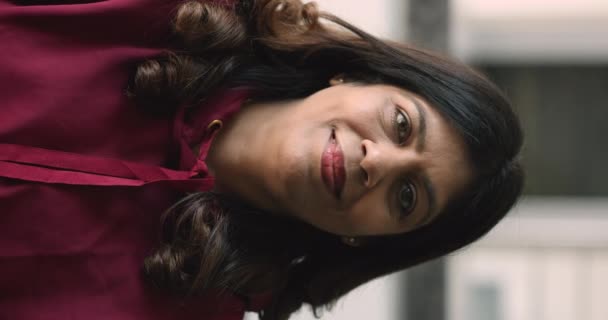 印度中年妇女乐观的垂直镜头 成熟的女性 容貌迷人 情绪乐观 面带微笑 在室内射击 X代人物 无忧无虑女性的肖像 — 图库视频影像