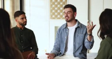 Kendine güvenen erkek akıl hocası, takım lideri ya da danışmanı çeşitli iş adamlarıyla iletişim kurar, genç stajyerlere eğitim sırasında veya şirket seminerinde tartışmalara katılır. Danışmanlık, psikoterapi.