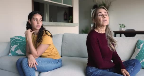 Upset Mom Daughter Sit Sofa Separately Expressing Dissatisfaction Quarrel Opinions — Vídeo de Stock
