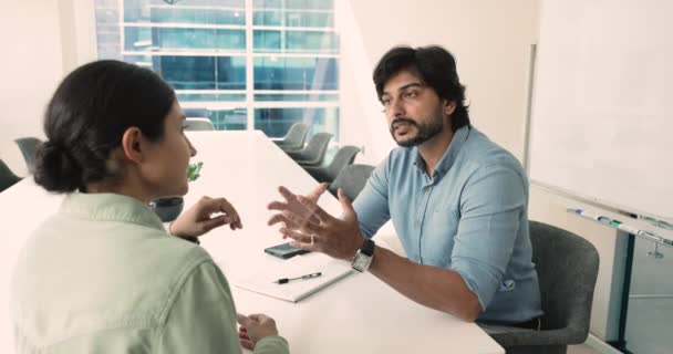 Chefe Indiano Gerente Executivo Masculino Fornecer Informações Cliente Contar Sobre — Vídeo de Stock