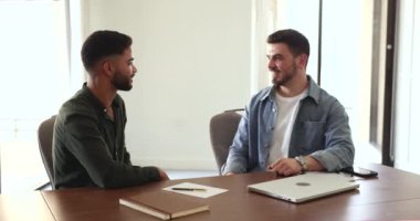 Arap işadamları toplantı görüşmelerinden sonra tokalaşıyor, toplantı odasında anlaşma yapıyor, ortaklık anlaşmasını sonuçlandırıyor, işbirliği ile tatmin oluyor. Ortadoğulu asker alımı mülakatta başvuru yapar