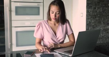 Genç ev hanımı aile bütçesini yönetiyor, maddi sorunlarla karşı karşıya kalıyor, ev faturalarını ödemek için para eksikliği, büyük vergiler, evden muhasebe işi hata yüzünden stresli hissediyor. Kriz, aşırı harcama.