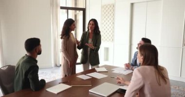 Güzel Meksikalı kadın şirket patronu yeni çalışan ya da iş koçunu personel üyelerine tanıtıyor, yeni gelenlere kucak açıyor ya da astları için profesyonel eğitimden sonra eğitmenlere minnettarlık sözcükleri söylüyor.