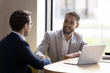 İki işadamı başarılı müzakereleri tokalaşarak bitirir, karlı bir anlaşma yapar, resmi iş görüşmelerini tamamlarlar. Satış müdürü ve istemci birbirlerini selamlıyorlar