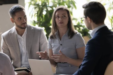 Bir grup iş adamı sabah brifingi, şirket toplantısı, takım liderinin ortaklarına teklifte bulunması, yeni proje paylaşımı fikirlerinin beyin fırtınası veya takım oluşturmada yer aldığını açıklaması için ofiste toplandı.
