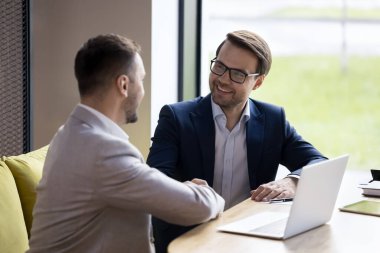 Mutlu işadamları, ofiste başarılı müzakereler yaptıktan sonra el sıkışırlar. İki adam resmi görüşmeye başlar, tanışırlar, el kol hareketi yaparlar, saygı gösterirler. İşbirliği, ortaklık, iş ilişkileri
