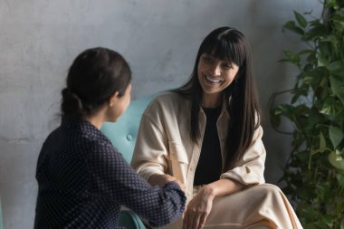 Orta yaşlı iş kadını şirket patronu şirket müşterisini karşılıyor, iş görüşmesine başvuranı selamlıyor, el sıkışıyor saygılarını sunuyor ve sizinle tanıştığıma memnun oldum, dostça ve dostça bir ilişki gösteriyorum. Anlaşma yap.