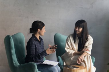 Modern ofiste iki çok ırklı iş kadınının görüşmeleri. Hintli bayan başvuru sahibi iş görüşmesinden geçmemiş. İş yerindeki resmi toplantıda İK müdürüne cevap vermiş. Takım çalışması, iş, iletişim