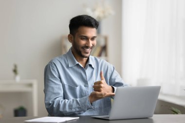 İşitme engelli genç Hintli adam, bilgisayar başında oturur, video görüşmesi yapar, sanal toplantıya katılır ya da el hareketlerini gösteren online sınıfa katılır, işaret dili kullanarak iletişim kurar.