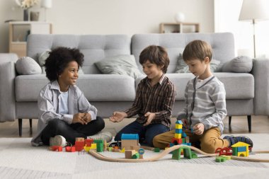 Üç sevimli çoklu etnik kökenli çocuk evde demiryolu oynuyor. Bir grup çok ırklı çocuk birlikte vakit geçirir yerde oturup oyun oynarlar, renkli ahşap bloklarla inşa ederler. Oyun, arkadaşlık, iletişim