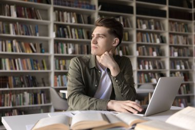 Oturuma hazırlanan dalgın odaklı öğrenci, üniversite giriş sınavları dizüstü bilgisayarla masaya oturur, yan gözle bakar, makale fikirlerini düşünür, kütüphanede ders çalışır. Eğitim